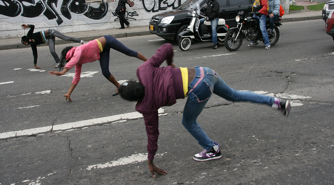 Barn som danser i gaten.