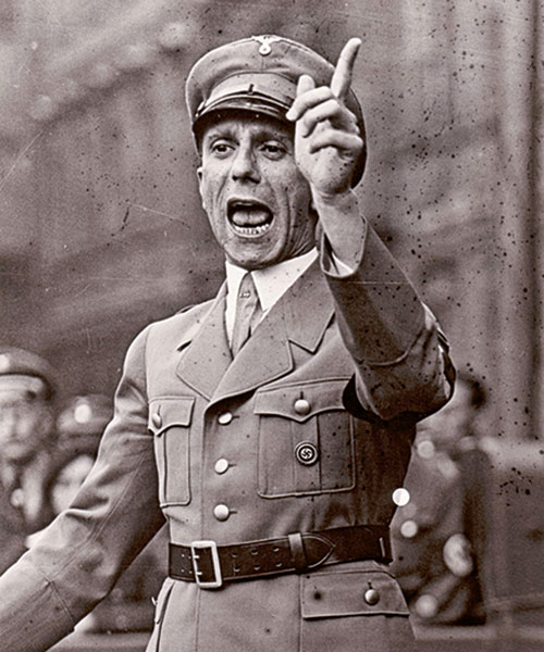 Joseph Goebbels som snakker foran en folkemengde, med fingeren i været.