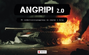 Forside på esken med materiellet. Bilde av en tanks oms kjører ut av et flammehav.