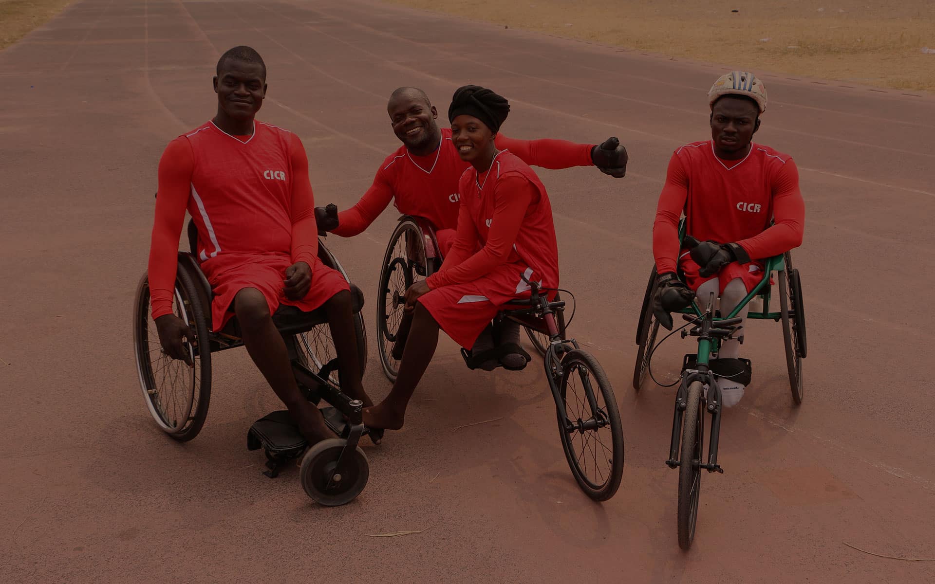 Fire mennesker som sitter i rullestol