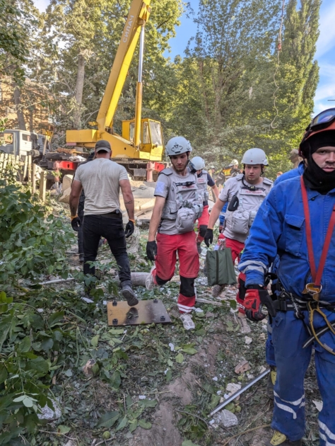 Viser hjelpemannskap som deltar i søk- og redningsarbeid etter et angrep