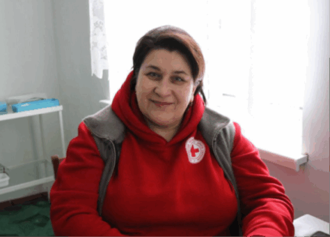 Bilde av en kvinnelig Røde Kors arbeider i Ukraina