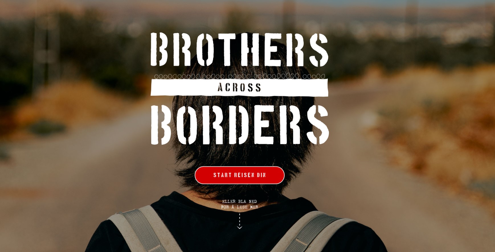 Tittelen "Brothers across borders" og en rød knapp for å starte filmen. I bakgrunnen sees bakhodet til en mann som kikker ned en lang grusvei.