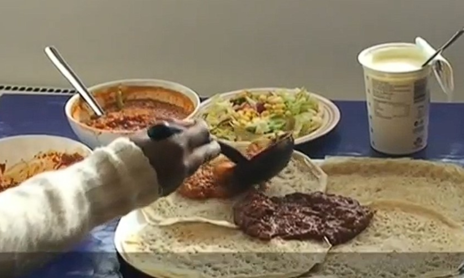 En jente tilbereder eritreisk mat.