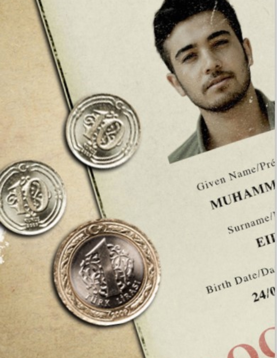 Tre mynter ligger på et bord, ved siden av sees deler av et pass